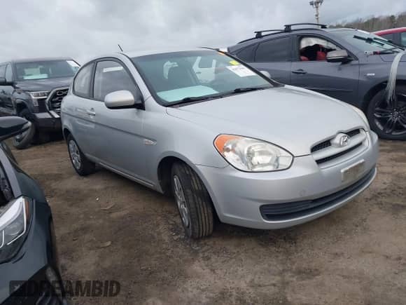 2010 Hyundai Accent GS z VIN KMHCM3AC9AU178586, wystawiony jako IAAI lot #41672341 z przebiegiem 121 576 mil mil oraz . Historia ofert i sprzedaży dostępna na DreamBid. Obrazek 1.