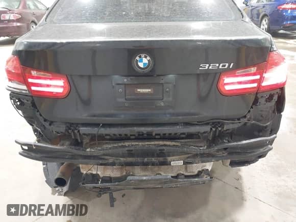 2013 BMW 3 Series 320i z VIN WBA3B1C53DK129149, wystawiony jako IAAI lot #42415125 z przebiegiem 129 114 mil mil oraz . Historia ofert i sprzedaży dostępna na DreamBid. Obrazek 6.