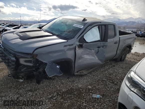 2025 Chevrolet Silverado 1500 z VIN 3GCUKHE86SG111563, wystawiony jako Copart lot #42922455 z przebiegiem Nie podano mil oraz Szkoda całkowita • Salvage title. Historia ofert i sprzedaży dostępna na DreamBid. Obrazek 1.
