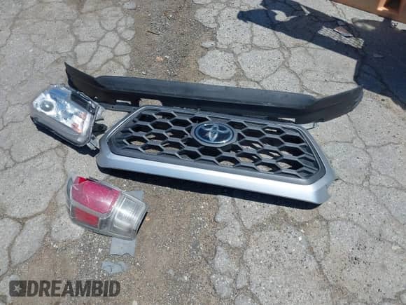 2020 Toyota Tacoma SR5 z VIN 3TMBZ5DN3LM025980, wystawiony jako IAAI lot #42215140 z przebiegiem 67 414 mil mil oraz . Historia ofert i sprzedaży dostępna na DreamBid. Obrazek 11.