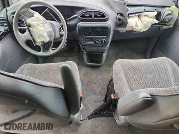 2000 Dodge Caravan with VIN 2B4GP25R0YR688870, listed as a Copart auction lot 68950825 with 163,632 mi miles and Salvage title. Bid and sale history available at DreamBid. Image 8.