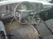 2002 Chevrolet Silverado 1500 z VIN 1GCEC14W32Z142164, wystawiony jako Copart lot #58081025 z przebiegiem 162 501 mil mil oraz Szkoda całkowita • Salvage title. Historia ofert i sprzedaży dostępna na DreamBid. Obrazek 8.