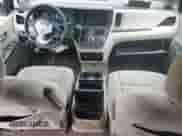 2015 Toyota Sienna LE z VIN 5TDJK3DC4FS108731, wystawiony jako Copart lot #68722175 z przebiegiem Nie podano mil oraz Szkoda całkowita • Salvage title. Historia ofert i sprzedaży dostępna na DreamBid. Obrazek 8.