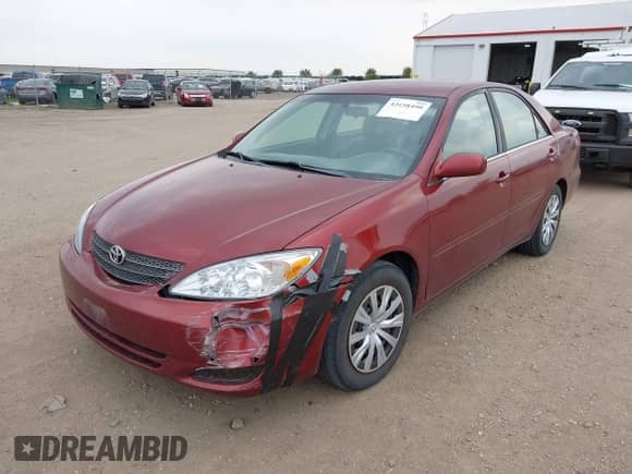 2002 Toyota Camry LE z VIN 4T1BE32K62U107023, wystawiony jako IAAI lot #43158490 z przebiegiem 133 797 mil mil oraz . Historia ofert i sprzedaży dostępna na DreamBid. Obrazek 2.