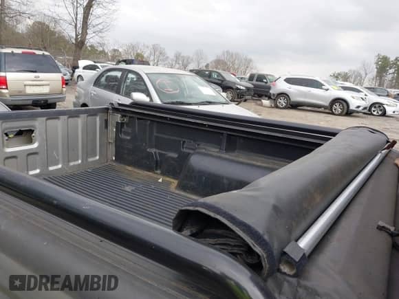 2003 Nissan Frontier XE z VIN 1N6DD26T93C408967, wystawiony jako IAAI lot #41496701 z przebiegiem 181 111 mil mil oraz . Historia ofert i sprzedaży dostępna na DreamBid. Obrazek 8.