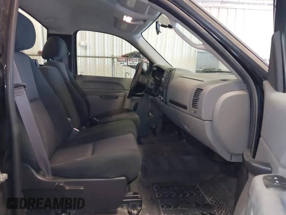 2011 Chevrolet Silverado 1500 Work Truck z VIN 1GCNKPEX7BZ400280, wystawiony jako IAAI lot #41385735 z przebiegiem 128 218 mil mil oraz . Historia ofert i sprzedaży dostępna na DreamBid. Obrazek 5.