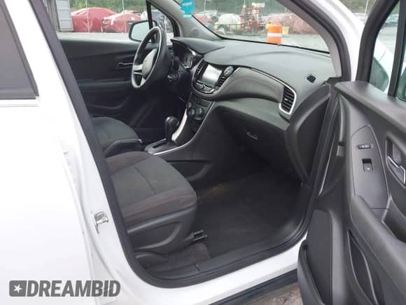 2017 Chevrolet Trax LS z VIN KL7CJNSB3HB235009, wystawiony jako IAAI lot #42862638 z przebiegiem 60 272 mil mil oraz . Historia ofert i sprzedaży dostępna na DreamBid. Obrazek 5.