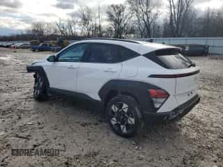 2024 Hyundai Kona SEL z VIN KM8HBCAB1RU164633, wystawiony jako Copart lot #81161774 z przebiegiem 14 850 mil mil oraz Czysty tytuł • Clean title. Historia ofert i sprzedaży dostępna na DreamBid. Obrazek 2.