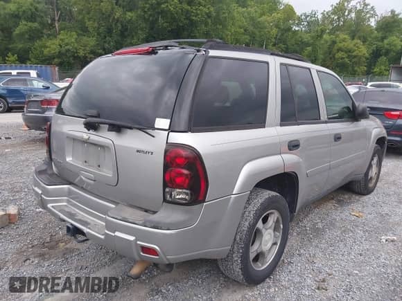 2007 Chevrolet TrailBlazer LT with VIN 1GNDT13S572208862, listed as a IAAI auction lot 42951824 with 190,873 mi miles and . Bid and sale history available at DreamBid. Image 4.
