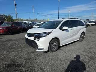 2024 Toyota Sienna XLE z VIN 5TDYRKEC3RS190670, wystawiony jako Copart lot #84722805 z przebiegiem 20 341 mil mil oraz Szkoda całkowita • Salvage title. Historia ofert i sprzedaży dostępna na DreamBid. Obrazek 1.