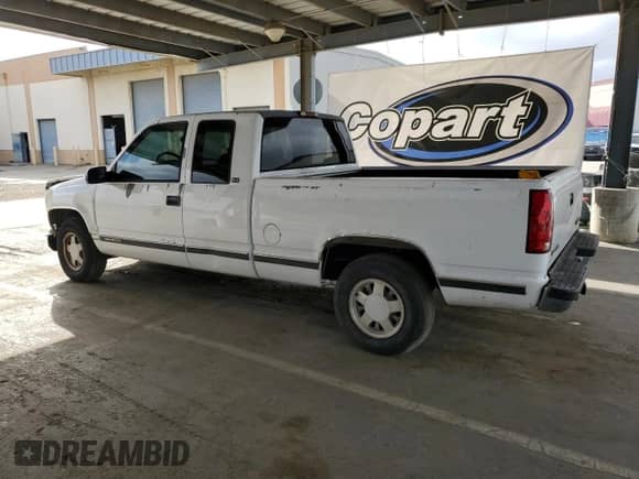 1996 GMC Sierra 1500 z VIN 2GTEC19R0T1563546, wystawiony jako Copart lot #55819425 z przebiegiem 176 900 mil mil oraz Szkoda całkowita • Salvage title. Historia ofert i sprzedaży dostępna na DreamBid. Obrazek 2.