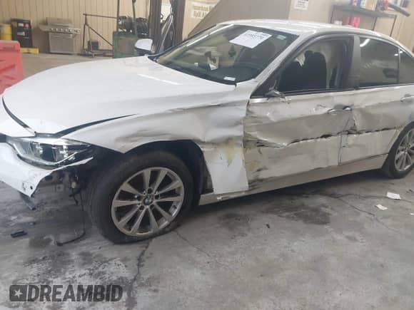 2018 BMW 3 Series 320i z VIN WBA8E1G58JNU92628, wystawiony jako IAAI lot #42905270 z przebiegiem Nie podano mil oraz . Historia ofert i sprzedaży dostępna na DreamBid. Obrazek 6.