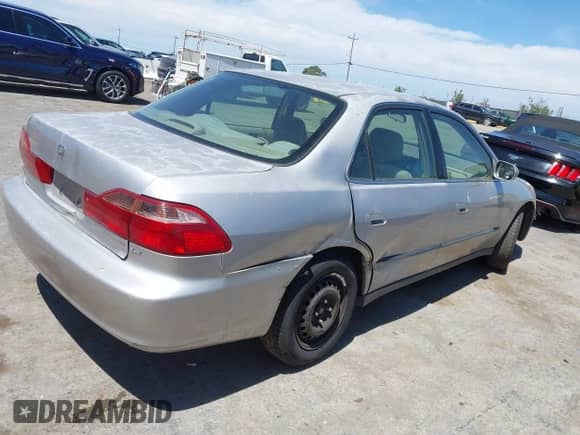 1998 Honda Accord LX z VIN 1HGCG5643WA213982, wystawiony jako IAAI lot #42912522 z przebiegiem 244 993 mil mil oraz . Historia ofert i sprzedaży dostępna na DreamBid. Obrazek 4.