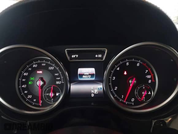 2017 Mercedes-Benz GLS 450 z VIN 4JGDF6EE2HA925713, wystawiony jako IAAI lot #43316642 z przebiegiem 98 372 mil mil oraz . Historia ofert i sprzedaży dostępna na DreamBid. Obrazek 7.