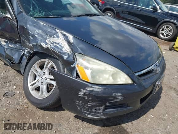 2006 Honda Accord EX z VIN 1HGCM56796A135839, wystawiony jako IAAI lot #43298997 z przebiegiem 373 351 mil mil oraz . Historia ofert i sprzedaży dostępna na DreamBid. Obrazek 17.