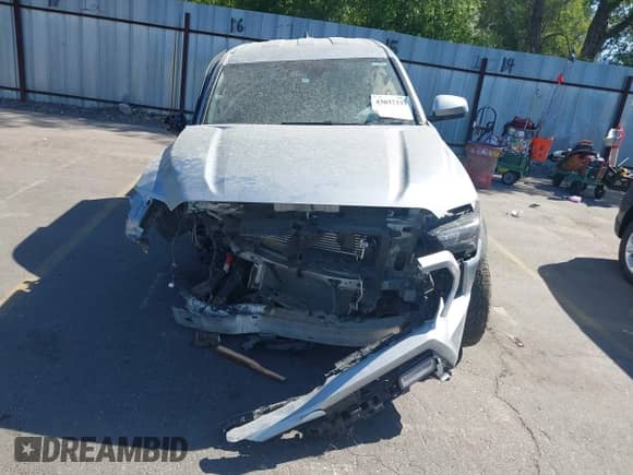 2024 Toyota Tacoma SR5 z VIN 3TMLB5JN6RM052855, wystawiony jako IAAI lot #43037333 z przebiegiem 11 015 mil mil oraz . Historia ofert i sprzedaży dostępna na DreamBid. Obrazek 11.