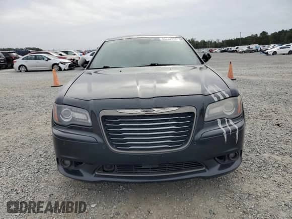 2013 Chrysler 300 C John Varvatos Limited Edition z VIN 2C3CCADT0DH727451, wystawiony jako Copart lot #86244775 z przebiegiem 237 031 mil mil oraz Czysty tytuł • Clean title. Historia ofert i sprzedaży dostępna na DreamBid. Obrazek 5.