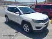 2020 Jeep Compass Latitude z VIN 3C4NJCBB6LT212525, wystawiony jako IAAI lot #42558589 z przebiegiem Nie podano mil oraz . Historia ofert i sprzedaży dostępna na DreamBid. Obrazek 1.