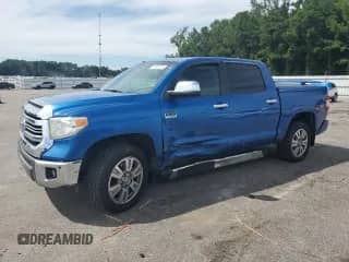 2017 Toyota Tundra Platinum с VIN 5TFAW5F12HX671107, выставлен на аукционе Copart как лот 70302145 с пробегом 151 249 миль миль и Списание • Salvage title. История ставок и продаж доступна на DreamBid. Изображение 1.