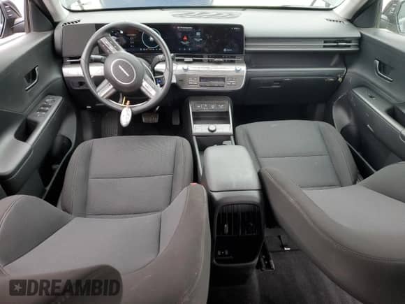 2024 Hyundai Kona SEL z VIN KM8HC3A62RU004017, wystawiony jako Copart lot #65649765 z przebiegiem 13 500 mil mil oraz Szkoda całkowita • Salvage title. Historia ofert i sprzedaży dostępna na DreamBid. Obrazek 8.