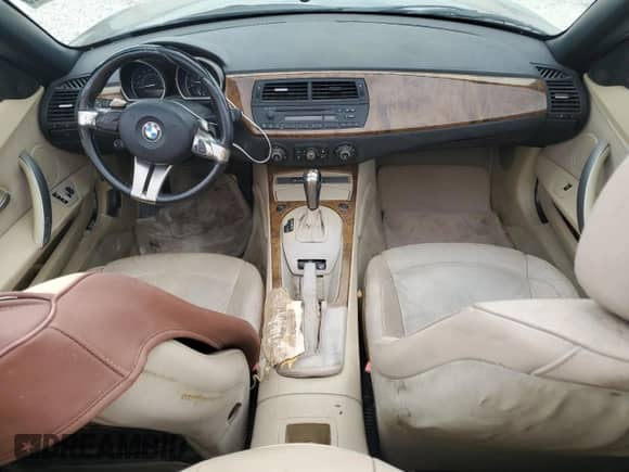 2006 BMW Z4 3.0si z VIN 4USBU53556LX00096, wystawiony jako Copart lot #87247025 z przebiegiem 145 163 mil mil oraz Czysty tytuł • Clean title. Historia ofert i sprzedaży dostępna na DreamBid. Obrazek 8.