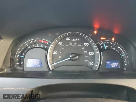 2015 Toyota Camry SE z VIN 4T1BF1FK2FU935782, wystawiony jako Copart lot #84227795 z przebiegiem 114 003 mil mil oraz Szkoda całkowita • Salvage title. Historia ofert i sprzedaży dostępna na DreamBid. Obrazek 9.