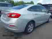 2018 Chevrolet Cruze LS z VIN 1G1BC5SM0J7140578, wystawiony jako IAAI lot #42994459 z przebiegiem 84 860 mil mil oraz . Historia ofert i sprzedaży dostępna na DreamBid. Obrazek 4.