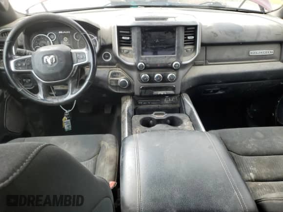 2019 Ram 1500 Big Horn z VIN 1C6RREBTXKN847932, wystawiony jako Copart lot #62378185 z przebiegiem 45 667 mil mil oraz Czysty tytuł • Clean title. Historia ofert i sprzedaży dostępna na DreamBid. Obrazek 8.