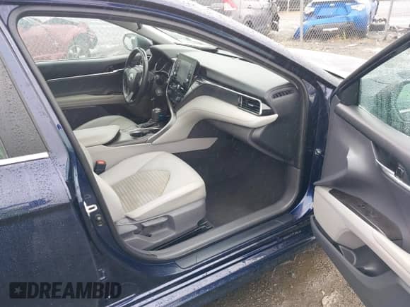 2021 Toyota Camry SE Nightshade z VIN 4T1G11AK8MU585082, wystawiony jako IAAI lot #43245347 z przebiegiem 88 301 mil mil oraz . Historia ofert i sprzedaży dostępna na DreamBid. Obrazek 5.