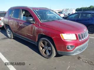 2013 Jeep Compass Sport z VIN 1C4NJCBB7DD250272, wystawiony jako IAAI lot #43140355 z przebiegiem 158 796 mil mil oraz . Historia ofert i sprzedaży dostępna na DreamBid. Obrazek 1.