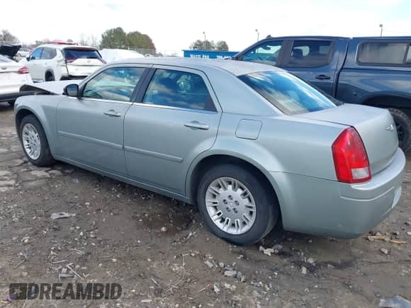 2005 Chrysler 300 300 z VIN 2C3JA43R05H137403, wystawiony jako IAAI lot #41399519 z przebiegiem 135 044 mil mil oraz . Historia ofert i sprzedaży dostępna na DreamBid. Obrazek 3.