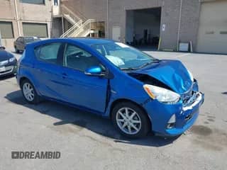 2013 Toyota Prius One z VIN JTDKDTB39D1047971, wystawiony jako IAAI lot #42174917 z przebiegiem 138 598 mil mil oraz . Historia ofert i sprzedaży dostępna na DreamBid. Obrazek 1.