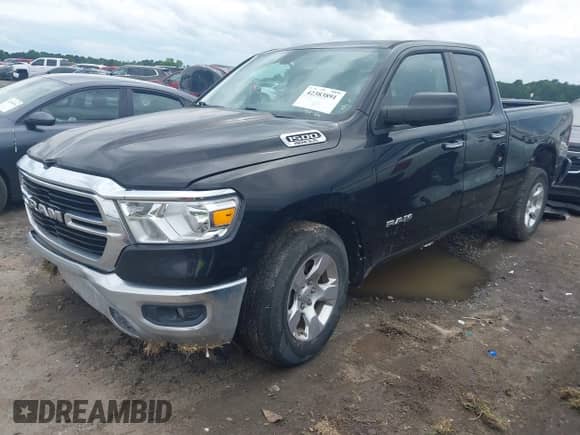2020 Ram 1500 Big Horn z VIN 1C6RREBT4LN209998, wystawiony jako IAAI lot #42383891 z przebiegiem 67 555 mil mil oraz . Historia ofert i sprzedaży dostępna na DreamBid. Obrazek 2.