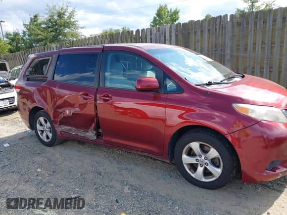 2012 Toyota Sienna z VIN 5TDKA3DC7CS013776, wystawiony jako IAAI lot #43059162 z przebiegiem 155 907 mil mil oraz . Historia ofert i sprzedaży dostępna na DreamBid. Obrazek 13.