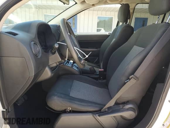 2014 Jeep Compass Sport z VIN 1C4NJDBB4ED773837, wystawiony jako Copart lot #82474845 z przebiegiem 133 337 mil mil oraz Czysty tytuł • Clean title. Historia ofert i sprzedaży dostępna na DreamBid. Obrazek 7.