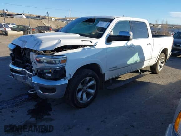 2020 Ram 1500 z VIN 1C6SRFPM6LN205220, wystawiony jako IAAI lot #41437777 z przebiegiem 133 883 mil mil oraz . Historia ofert i sprzedaży dostępna na DreamBid. Obrazek 2.