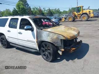 2009 Chevrolet Suburban LTZ z VIN 1GNFK36339R200149, wystawiony jako IAAI lot #42385935 z przebiegiem Nie podano mil oraz . Historia ofert i sprzedaży dostępna na DreamBid. Obrazek 1.