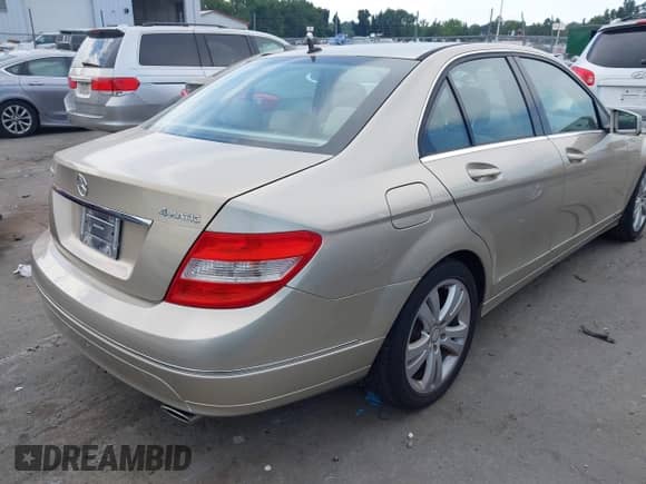 2010 Mercedes-Benz C 300 Sport с VIN WDDGF8BB2AF436136, выставлен на аукционе IAAI как лот 43057764 с пробегом 85 539 миль миль и . История ставок и продаж доступна на DreamBid. Изображение 4.