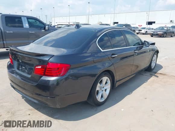 2011 BMW 5 Series 528i z VIN WBAFR1C59BC749388, wystawiony jako IAAI lot #43261284 z przebiegiem 233 790 mil mil oraz . Historia ofert i sprzedaży dostępna na DreamBid. Obrazek 4.