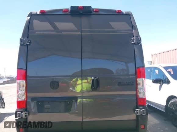 2023 Ram ProMaster Cargo z VIN 3C6MRVJG1PE600373, wystawiony jako IAAI lot #42653931 z przebiegiem 29 267 mil mil oraz . Historia ofert i sprzedaży dostępna na DreamBid. Obrazek 16.