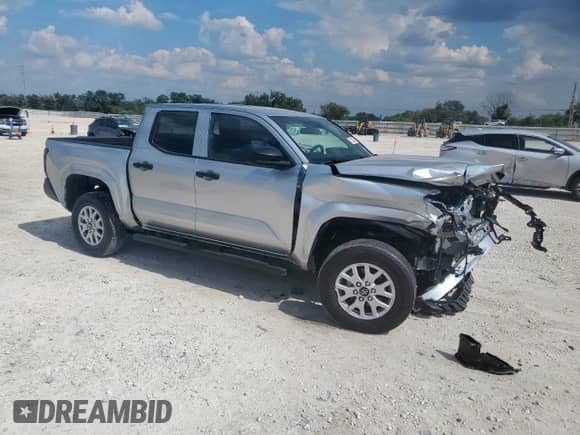 2025 Toyota Tacoma SR z VIN 3TYLD5KN7ST012612, wystawiony jako Copart lot #81234075 z przebiegiem 8 053 mil mil oraz Szkoda całkowita • Salvage title. Historia ofert i sprzedaży dostępna na DreamBid. Obrazek 4.