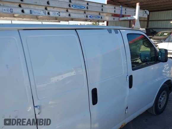 2005 Chevrolet Express Cargo z VIN 1GCFG15X551208054, wystawiony jako IAAI lot #43305665 z przebiegiem 204 379 mil mil oraz . Historia ofert i sprzedaży dostępna na DreamBid. Obrazek 13.