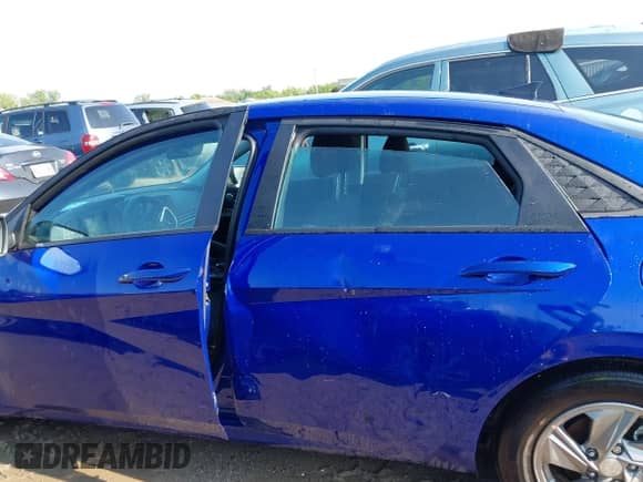 2025 Hyundai Elantra SE z VIN KMHLL4DG5SU992422, wystawiony jako IAAI lot #42858764 z przebiegiem 4 527 mil mil oraz . Historia ofert i sprzedaży dostępna na DreamBid. Obrazek 14.