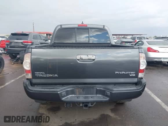 2015 Toyota Tacoma PreRunner z VIN 3TMJU4GN0FM185366, wystawiony jako IAAI lot #43316251 z przebiegiem 77 520 mil mil oraz . Historia ofert i sprzedaży dostępna na DreamBid. Obrazek 16.