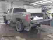 2005 GMC Sierra 1500 SLE z VIN 2GTEK19B051369107, wystawiony jako IAAI lot #41613525 z przebiegiem 188 730 mil mil oraz . Historia ofert i sprzedaży dostępna na DreamBid. Obrazek 3.