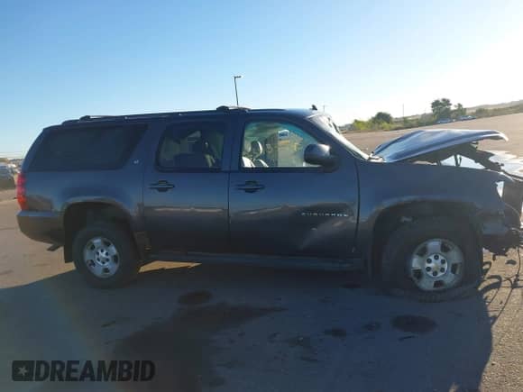 2010 Chevrolet Suburban LT z VIN 1GNUKJE34AR126791, wystawiony jako IAAI lot #43435345 z przebiegiem Nie podano mil oraz . Historia ofert i sprzedaży dostępna na DreamBid. Obrazek 14.