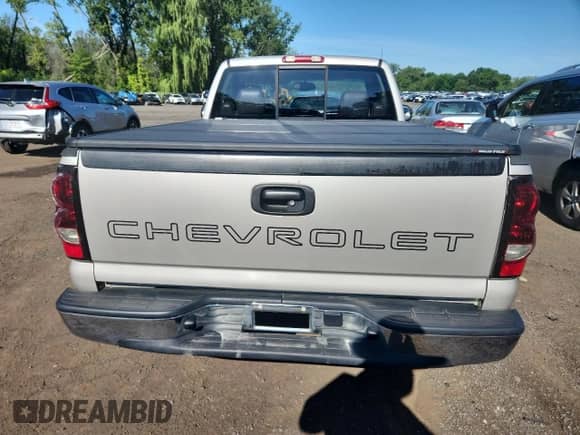 2004 Chevrolet Silverado 1500 Work Truck z VIN 1GCEC14X14Z242176, wystawiony jako Copart lot #65994975 z przebiegiem 120 741 mil mil oraz Czysty tytuł • Clean title. Historia ofert i sprzedaży dostępna na DreamBid. Obrazek 6.