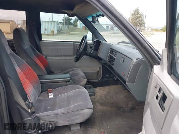 1992 Chevrolet Blazer z VIN 1GNDT13W4N2177782, wystawiony jako IAAI lot #42766017 z przebiegiem 165 544 mil mil oraz . Historia ofert i sprzedaży dostępna na DreamBid. Obrazek 5.