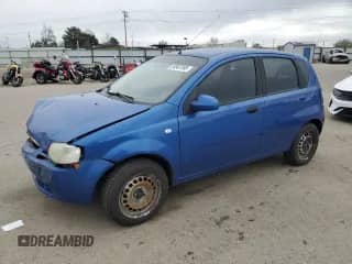 2006 Chevrolet Aveo LS с VIN KL1TD66646B586609, выставлен на аукционе Copart как лот 50907085 с пробегом 133 749 миль миль и Списание • Salvage title. История ставок и продаж доступна на DreamBid. Изображение 1.