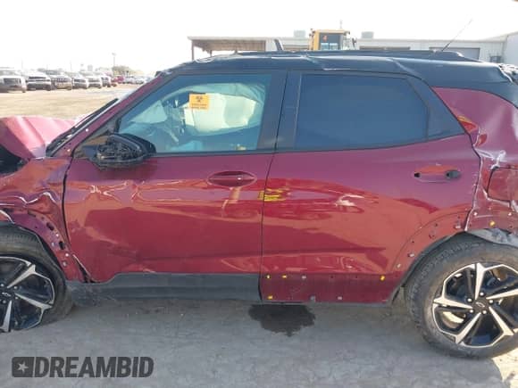 2022 Chevrolet TrailBlazer RS z VIN KL79MTSL3NB138385, wystawiony jako IAAI lot #43133957 z przebiegiem 80 257 mil mil oraz . Historia ofert i sprzedaży dostępna na DreamBid. Obrazek 15.